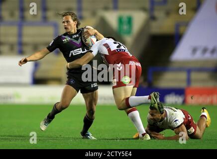 Jacob Miller (à gauche) de Wakefield Trinity est affronté par les guerriers de Wigan Jack Wells lors du match de la Super League de Betfred au stade Halliwell Jones, à Warrington. Banque D'Images