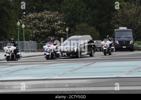 Washington, DC, États-Unis. 24 septembre 2020. 9/25/20- Capitol Hill, Washington DC. Ruth Bader, juge associée à la Cour suprême, arrive au Capitole des États-Unis où elle y sera dans l'État et où les membres du Congrès peuvent rendre hommage. Ginsburg est décédé à l'âge de 87 ans.Ginsburg sera la première femme juive de l'histoire à avoir un tel honneur.la justice Ginsburg arrive au Capitole avec une escorte de police. Crédit : Christy Bowe/ZUMA Wire/Alay Live News Banque D'Images