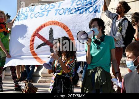 Un activiste prononce un discours en faveur de l'environnement et contre le changement climatique au cours du rassemblement.le mouvement vendredi pour l'avenir, dirigé par l'activiste Greta Thunberg, a appelé à plusieurs marches et rassemblements en faveur de l'environnement et pour protester contre le changement climatique. Selon le mouvement organisateur, la forme de protestation sera ajustée, "selon les conditions locales de Covid-19". Dans les cas où il y a des actions en face-à-face, « les participants devront prendre des précautions pour prévenir la propagation du virus »; dans d'autres cas, la manifestation sera numérique. Banque D'Images