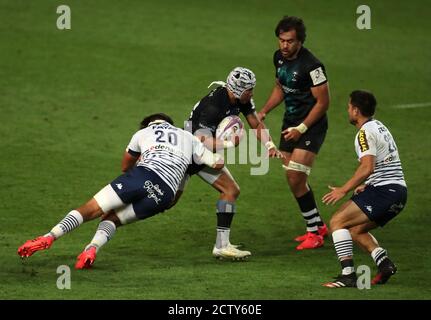 Alexandre Roumat de Bordeaux Begles (à gauche) s'attaque à la Siale Piutau de Bristol Bears lors du demi-finale de la coupe du défi européen à Ashton Gate, Bristol. Date de la photo : vendredi 25 septembre 2020. Voir l'histoire de PA RUGBYU Bristol. Le crédit photo devrait se lire comme suit : David Davies/PA Wire. RESTRICTIONS : usage éditorial uniquement. Aucune utilisation commerciale. Banque D'Images