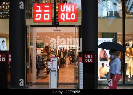 Barcelone, Espagne. 21 septembre 2020. Un logo Uniqlo vu dans l'un de leurs magasins. Crédit : Jorge Sanz/SOPA Images/ZUMA Wire/Alay Live News Banque D'Images