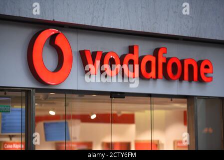 Barcelone, Espagne. 21 septembre 2020. Logo Vodafone vu dans l'un de leurs magasins. Crédit : Jorge Sanz/SOPA Images/ZUMA Wire/Alay Live News Banque D'Images