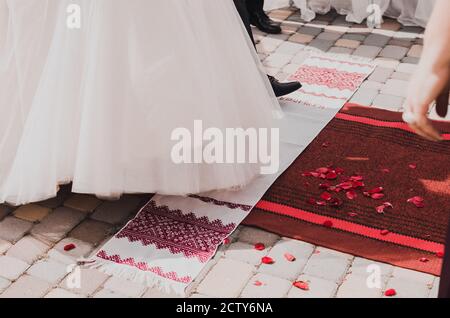 La mariée et le marié prennent un pas sur blanc national serviettes Banque D'Images