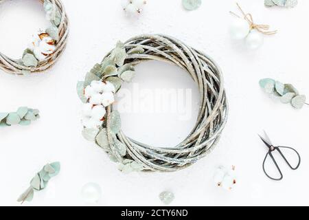 Couronne de branche de vigne et d'eucalyptus sur fond blanc. Décoration de vacances avec vue sur le dessus. Composition de Noël. Banque D'Images