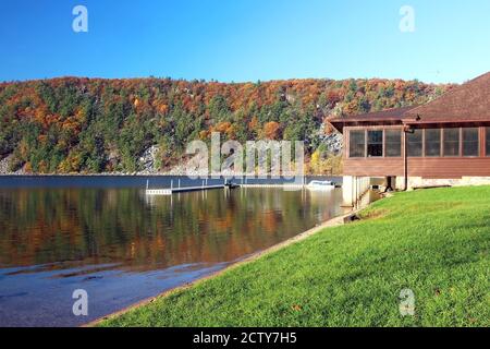 Le Wisconsin nature de fond. Paysage d'automne pittoresque avec des arbres colorés sur la colline reflétée dans l'eau du lac. Devil's Lake State Park, Baraboo, Wisconsin, États-Unis. Banque D'Images