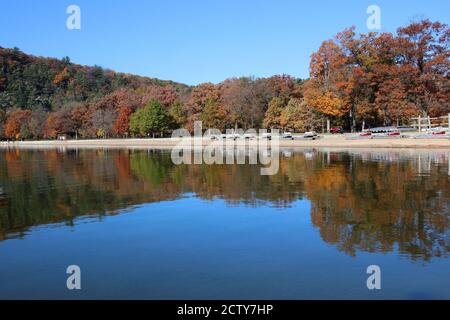 Le Wisconsin nature de fond. Paysage d'automne pittoresque avec des arbres colorés sur la colline reflétée dans l'eau du lac. Devil's Lake State Park, Baraboo, Wisconsin, États-Unis. Banque D'Images