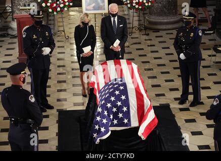 (200925) -- WASHINGTON, le 25 septembre 2020 (Xinhua) -- le candidat à la présidence démocrate des États-Unis et l'ancien vice-président des États-Unis Joe Biden (2e R) Et sa femme Jill Biden rend hommage à Ruth Bader Ginsburg, juge à la Cour suprême des États-Unis, alors que son dossier se trouve dans le hall de la statuaire du Capitole des États-Unis à Washington, DC, les États-Unis, le 25 septembre 2020. (Puce Somodevilla/Pool via Xinhua) Banque D'Images