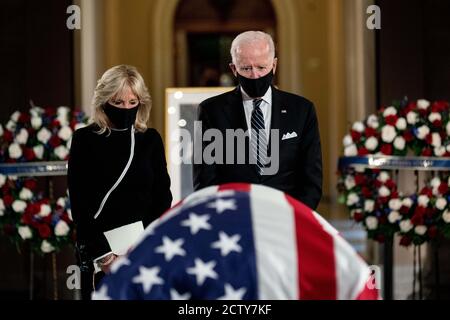 (200925) -- WASHINGTON, 25 septembre 2020 (Xinhua) -- Le candidat à la présidence démocrate des États-Unis et l'ancien vice-président des États-Unis, Joe Biden, et son épouse Jill Biden, respectent feu la juge de la Cour suprême des États-Unis, Ruth Bader Ginsburg, alors que son dossier se trouve dans le hall de la statue du Capitole des États-Unis à Washington, DC, aux États-Unis, Le 25 septembre 2020. (Erin Schaff/Pool via Xinhua) Banque D'Images