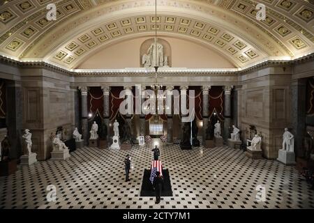 (200925) -- WASHINGTON, le 25 septembre 2020 (Xinhua) -- le dossier de feu la juge de la Cour suprême des États-Unis Ruth Bader Ginsburg est dans l'État dans la salle de statuaire du Capitole des États-Unis à Washington, DC, les États-Unis, le 25 septembre 2020. (Puce Somodevilla/Pool via Xinhua) Banque D'Images