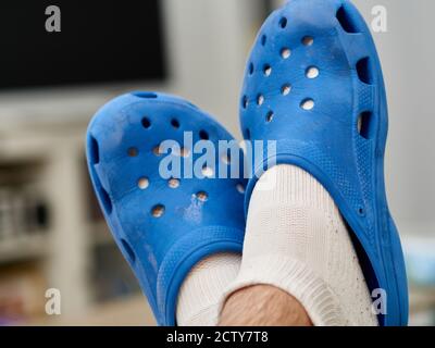 Gros plan d'un homme portant des chaussettes blanches et bleues chaussures Banque D'Images