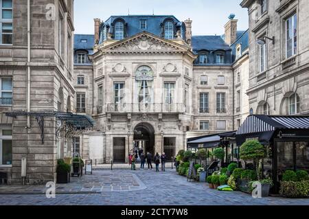 Paris, France, février 2020, vue sur le Bistro Valois un restaurant à la place Valois Banque D'Images