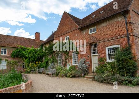 Flatford Mill, où John Constable a peint sa peinture la plus célèbre, 'The Hay Wain', à côté de la rivière Sour, East Bergholt, Suffolk, Royaume-Uni. Banque D'Images