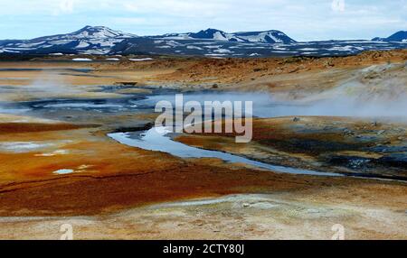 Vallée de Hverir, Islande. Zone géothermique de Namaskard. Le système du volcan Krafla a des sources chaudes, des fumaroles, des geysers. Paysage étranger de Mars. La nature islandaise. Banque D'Images