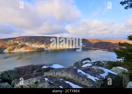 Magnifique paysage d'automne et paysage de la nature du Midwest. Vue panoramique sur l'automne au parc national de Devils Lake, dans la région de Baraboo, Wisconsin, États-Unis. Banque D'Images