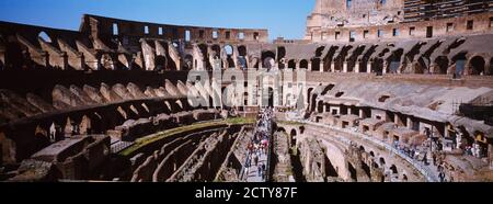 Vue panoramique des touristes dans un amphithéâtre, Colisée, Rome, Italie Banque D'Images