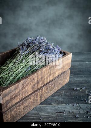 Boîte en bois de lavande (lavendula) prête pour le séchage. Copier l'espace. Banque D'Images