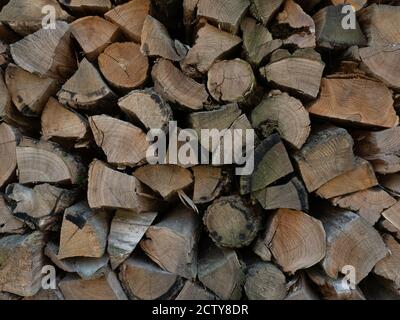 Pile de bois de feu haché préparé pour l'hiver. Gros plan. Banque D'Images