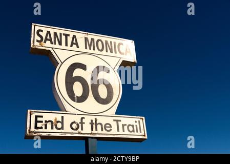 Panneau de la route 66 fin de la piste à Santa monica Californie. Banque D'Images