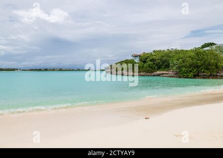 Vue sur la plage d'Emerald Bay dans la mer des caraïbes (Exuma, Bahamas). Banque D'Images