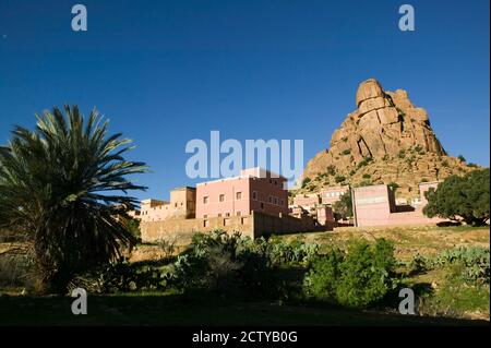 Formation rocheuse Napoleon Hat, Aguerd-Oudad, Tafraoute, province de Tiznit, anti Atlas, Maroc Banque D'Images