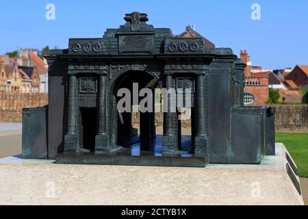 Modèle à échelle du Mémorial de la porte de Menin aux soldats britanniques et du Commonwealth disparus tués dans le Saillant de la première Guerre mondiale à Ypres, en Belgique Banque D'Images