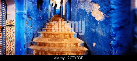 Les escaliers de la médina sont tous peints en bleu, Chefchaouen, Maroc Banque D'Images