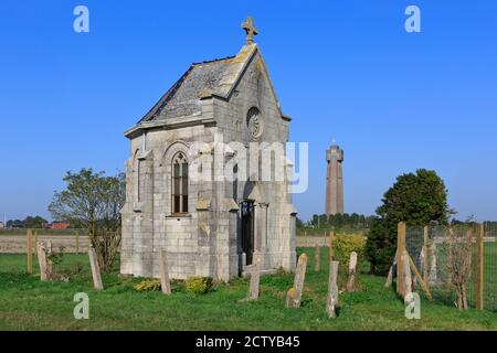 La Chapelle de l'aviateur (Vliegenierskapel) du Comte Paul de Goussencourt et la Tour Yser (première Guerre mondiale) à Diksmuide, Belgique Banque D'Images