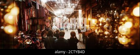Touristes dans un marché à l'intérieur de la médina à Marrakech, Maroc Banque D'Images