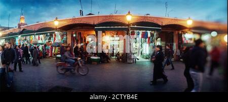 Marché dans la cour à l'extérieur de la médina à Marrakech, Maroc Banque D'Images