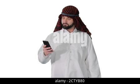 Homme arabe utilisant son smartphone surfer sur Internet ou messagi Banque D'Images