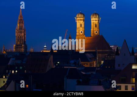 Hôtel de ville avec une église la nuit, Cathédrale de Munich, nouvel Hôtel de ville, Munich, Bavière, Allemagne Banque D'Images