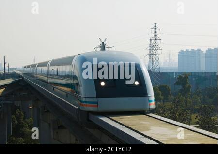 Train Maglev sur une voie ferrée, Pudong, Shanghai, Chine Banque D'Images