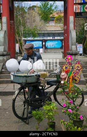 Distributeur de fil de bonbons vendant des bonbons en coton dans une rue, vieille ville, Dali, province du Yunnan, Chine Banque D'Images