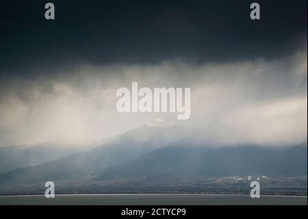 Les montagnes Cangshan et la rive ouest du lac Erhai Hu pendant la tempête printanière, Wase, région du lac Erhai Hu, province du Yunnan, Chine Banque D'Images