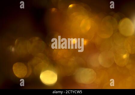 Arrière-plan abstrait brillant avec lumières défocurées de fête, bokeh doré. Concept de vacances de Noël ou de nouvel an. Banque D'Images