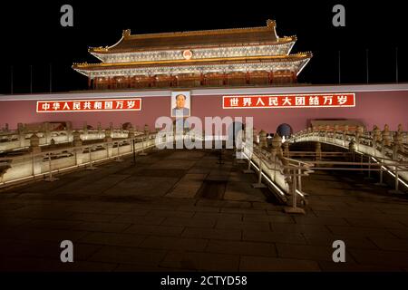 Façade d'un palais la nuit, porte Tiananmen de la paix céleste, place Tiananmen, Cité interdite, Pékin, Chine Banque D'Images