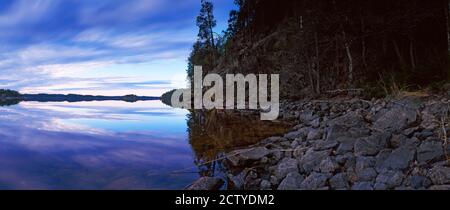 Réflexion de nuages dans un lac, Saimaa, Puumala, Finlande Banque D'Images