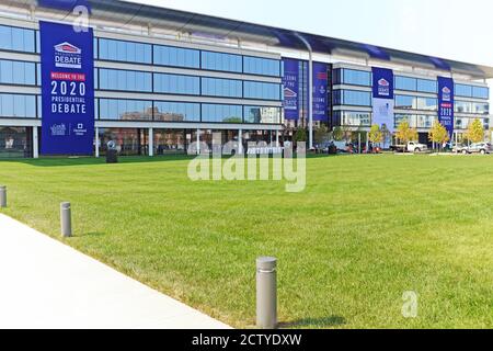 Cleveland, États-Unis. 25 septembre 2020. Des bannières drapées sur le côté du pavillon Sheila et Eric Samson sur le campus de la Cleveland Clinic annoncent l'accueil du premier débat présidentiel américain de 2020 qui s'est tenu le 29 septembre 2020 à Cleveland, Ohio, États-Unis. Banque D'Images