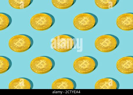 Bitcoin doré sur fond vert. Définir. Texture. Banque D'Images