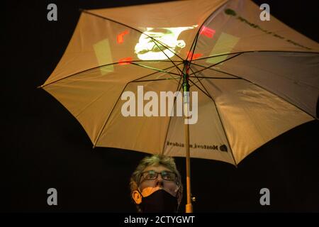 Ljubljana, Slovénie. 25 septembre 2020. Une image du dénonciateur Ivan Gale est projetée sur un parapluie lors d'une manifestation anti-gouvernementale.pour le 23e vendredi consécutif, des personnes à Ljubljana ont protesté contre le gouvernement du Premier ministre Janez Jansa dans le cadre de rapports continus de sa corruption et de preuves du comportement autoritaire de Jansa. Crédit : SOPA Images Limited/Alamy Live News Banque D'Images