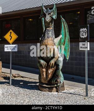 Statue de dragon sculptée au Deals Gap Motorcycle Resort le long de la queue du Dragon à Deals Gap, Caroline du Nord, États-Unis Banque D'Images