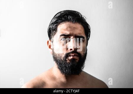 portrait d'homme barbu latin, portrait d'homme barbu sur fond blanc Banque D'Images