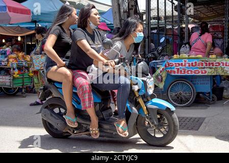 Trois femmes qui voyagent sur une moto. Thaïlande Asie du Sud-est Banque D'Images