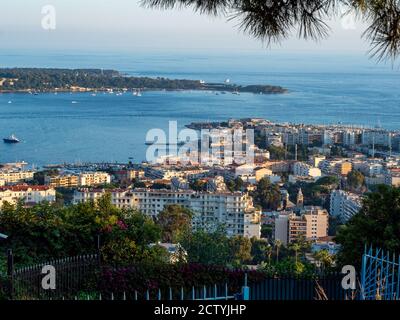 Vue d'en haut du quartier "Palm Beach" et de la mer Méditerranée de Cannes Côte d'Azur Banque D'Images