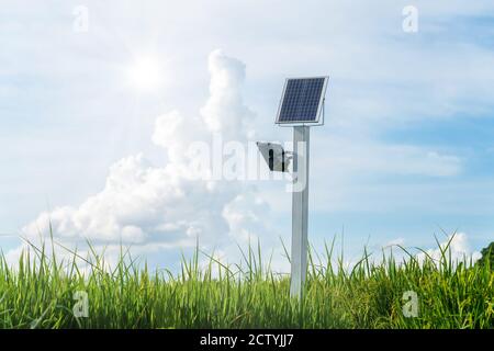 Pôle d'éclairage extérieur avec petit panneau solaire de l'énergie par themself est nouvelle technologie et la tendance d'énergie pour l'agriculture, petite centrale solaire de taille Banque D'Images