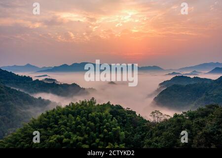 Pékin, Chine. 25 septembre 2020. La photo aérienne prise le 25 septembre 2020 montre le paysage dans le canton de Dongxixi dans le comté de Huoshan, province d'Anhui en Chine orientale. Credit: Xu Cheng/Xinhua/Alay Live News Banque D'Images