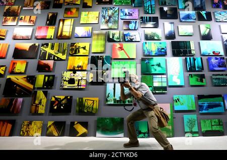 Pékin, Chine. 25 septembre 2020. Un visiteur prend des photos au Shanghai International Photography Festival 2020 dans l'est de la Chine Shanghai, le 25 septembre 2020. Le festival a débuté ici vendredi. Credit: Chen Fei/Xinhua/Alay Live News Banque D'Images