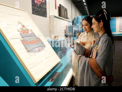 Pékin, Chine. 25 septembre 2020. Les femmes en costumes traditionnels voient une exposition à l'exposition "A Story of Gardens II - 270 ans of the Summer Palace" au Musée des jardins chinois et de l'architecture de paysage à Beijing, capitale de la Chine, 25 septembre 2020. Credit: Yin Gang/Xinhua/Alay Live News Banque D'Images