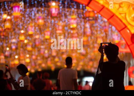 Pékin, Chine. 25 septembre 2020. Un résident prend des photos des illuminations au Largo do Senado à Macao, dans le sud de la Chine, le 25 septembre 2020. Les rues principales, les places, les jardins et les bâtiments de Macao sont décorés d'illuminations pour célébrer le prochain festival de la mi-automne et la fête nationale. Crédit: Cheong Kam ka/Xinhua/Alay Live News Banque D'Images