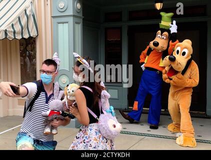 Pékin, Chine. 25 septembre 2020. Les touristes prennent un selfie avec les personnages de Disney au Disneyland de Hong Kong dans le sud de la Chine de Hong Kong, le 25 septembre 2020. Hong Kong Disneyland a rouvert ses portes vendredi après une fermeture temporaire en raison de la pandémie COVID-19. Crédit : Chen Qiman/Xinhua/Alay Live News Banque D'Images